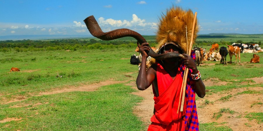 Guerriero Masai con corno tradizionale